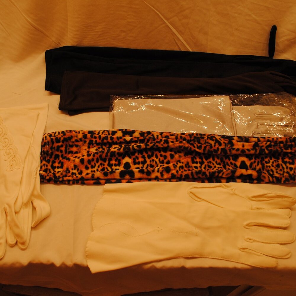 6 PAIRS OF WOMENS NYLON GLOVES